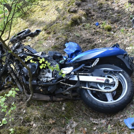 Brawurowa jazda na nielegalnym motocyklu skończyła się tragicznie. 43-latek w ciężkim stanie po czołowym zderzeniu z osobówką [ZDJĘCIA]