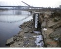 Rekordowo niski stan wody w Narwi. Czy rzeka wyschnie na wiosnę? [ZDJĘCIA]