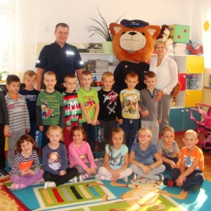 Komisarz Kurpik z przyjaciółmi z wizytą w kadzidlańskim przedszkolu [ZDJĘCIA]
