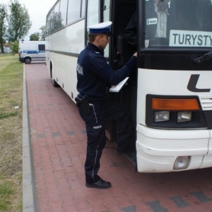 Policjanci nie dopuścili, aby niesprawny autobus przewoził dzieci