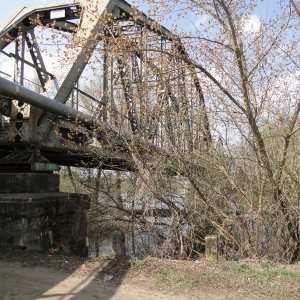 Ostrołęka: Młody mężczyzna skacząc z mostu kolejowego próbował popełnić samobójstwo