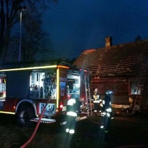 Tragedia pod Ostrołęką. W pożarze domu spłonął około 60-letni mężczyzna [ZDJĘCIA]