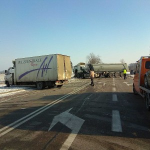 Zderzenie dwóch ciężarówek w Tyszkach Nadborach. Jedna osoba trafiła do szpitala