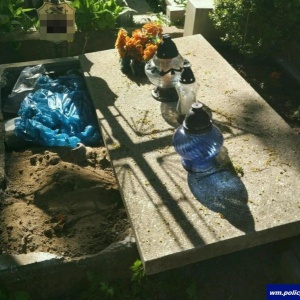 Narkotyki ukryli w cmentarnym nagrobku