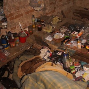 Zobacz w jakich warunkach żyją bezdomni z Ostrołęki [WIDEO]