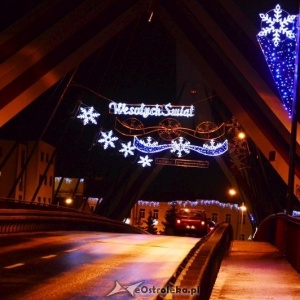 Świąteczne dekoracje na moście i Placu Bema [ZDJĘCIA]