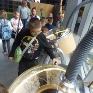 Uczniowie ze Szkoły Podstawowej w Pasiekach z edukacyjną wizytą w Centrum Nauki Kopernik [ZDJĘCIA]