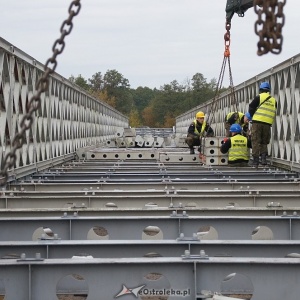 Ostrołęka: Budowa tymczasowego mostu bez opóźnień [ZDJĘCIA]