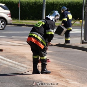 Plama oleju na jednej z głównych ulic w Ostrołęce. Zagrożenie neutralizowali strażacy