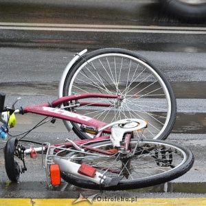 Potrącenie rowerzysty w centrum Ostrołęki. Uprzejmość nie popłaca?