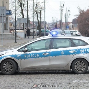 Ostrołęka: Wandal zniszczył cztery samochody przy ulicy Konopnickiej