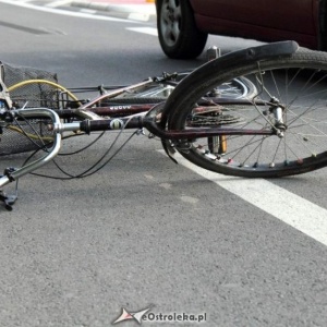 Ostrołęka: Czołowe zderzenie rowerzystów. Jedna osoba trafiła do szpitala