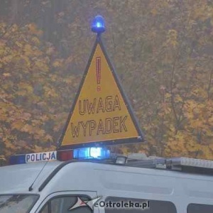 Wypadek na trasie do Olsztyna. 19-latek uderzył w drzewo