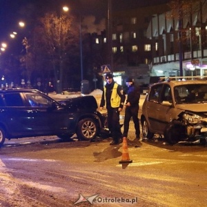 Wypadek na skrzyżowaniu ulic Hallera i Piłsudskiego [ZDJĘCIA]