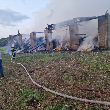 Pożar stodoły w Krobi. Strażacy walczyli z żywiołem przez ponad 4 godziny [ZDJĘCIA]