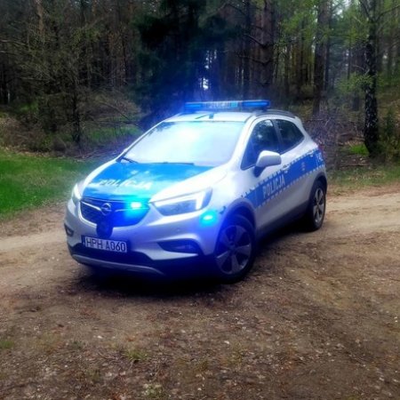 Pilna akcja policji! Wyziębiony 40-latek odnaleziony w lesie