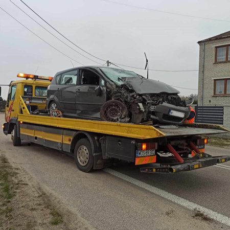 Wypadek w Nasiadkach: Kierowca Toyoty poszkodowany po uderzeniu w ogrodzenie [ZDJĘCIA]