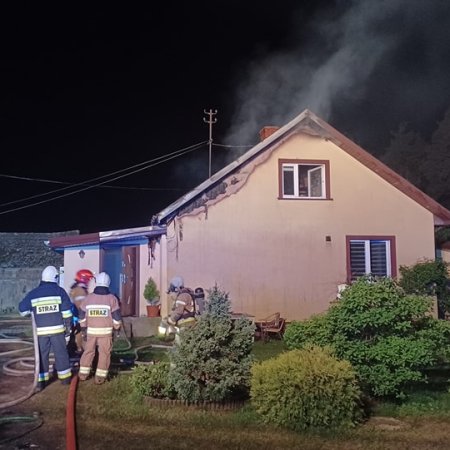 Nocny pożar w Gralach! Dach drewnianego domu strawiony przez ogień [ZDJĘCIA]
