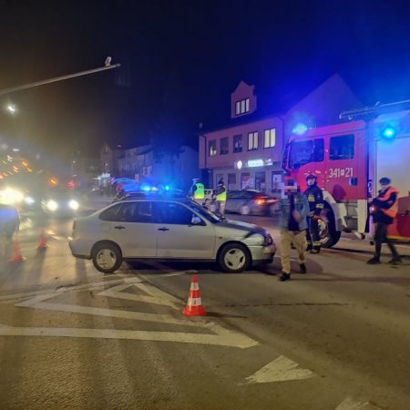 Wypadek w Ostrołęce. Zawiniła kierująca vw, kierowca seata pijany. Do tego agresywny pasażer [ZDJĘCIA]