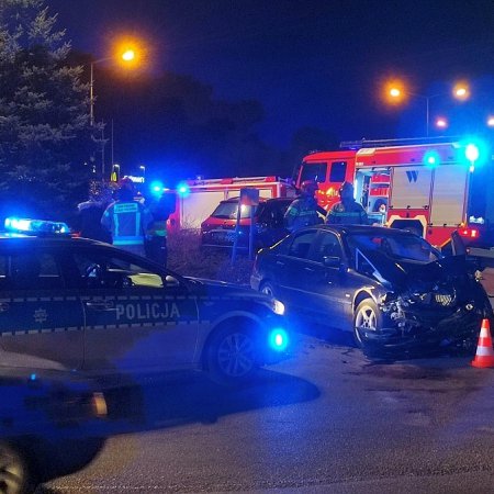 Wypadek przy wjeździe do Ostrołęki. Jedno z aut zatrzymało się na środku ronda [WIDEO, ZDJĘCIA]