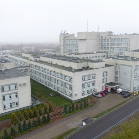 Obowiązkowy pomiar temperatury przy wejściu do szpitala w Ostrołęce