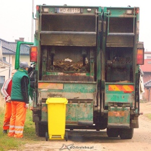 Roboty w drodze powiatowej. Tak wygląda odbiór odpadów w miejscowości Dzbenin