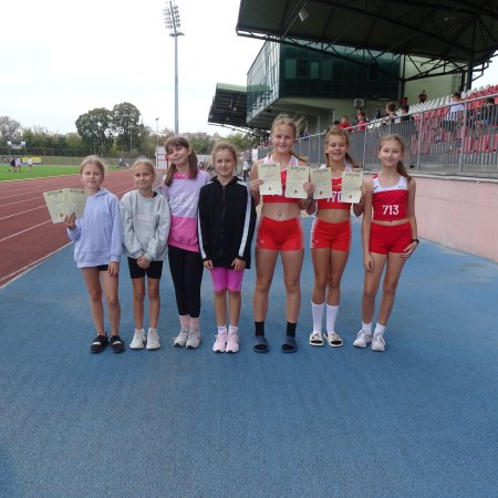 Siódemka Ostrołęka na czwartku lekkoatletycznym. Medalowy dublet Laury, Kasi i Mai