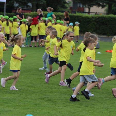 Przedszkolaki na stadionie: Piłkarski Festiwal w Ostrołęce przyciągnął tłumy [WIDEO, ZDJĘCIA]