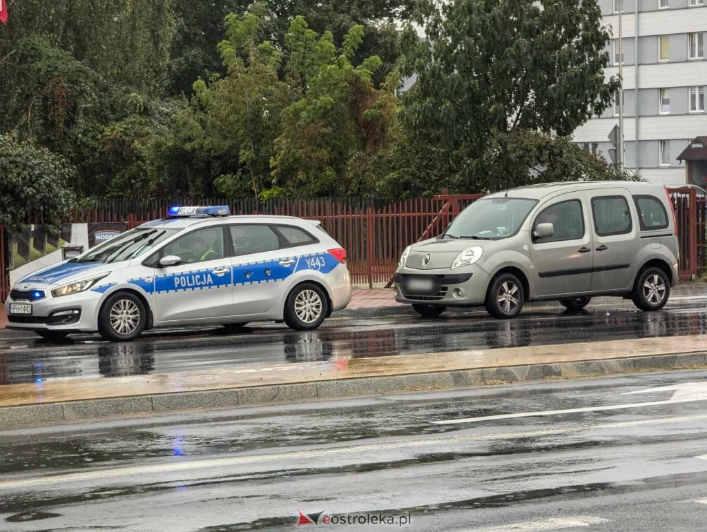 Kierowca renault nie zdążył wyhamować: Zderzenie z radiowozem