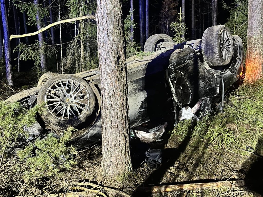 Dachowanie Porsche w Złotej Górze: Kierowca nie ucierpiał, służby apelują o ostrożność [ZDJĘCIA]