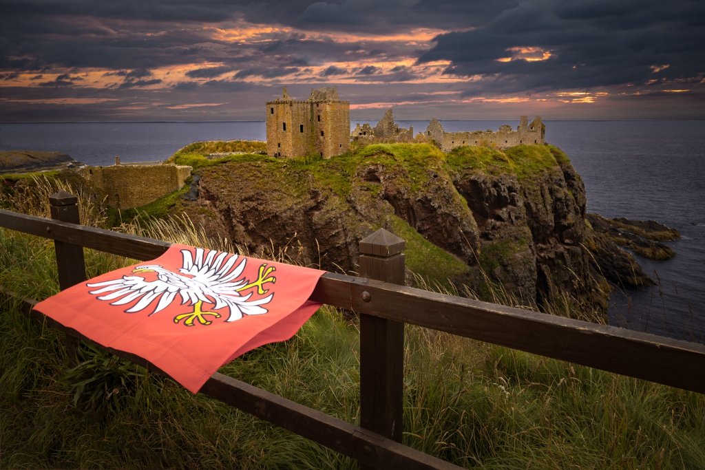 I nagrodę w kategorii Podróże z flagą Mazowsza w 2023 r. otrzymała p. Ewa Siwiecka za "Wiatr szkockiej historii". Zdjęcie wykonane w Dunnottar Castle, Stonehaven, Szkocja