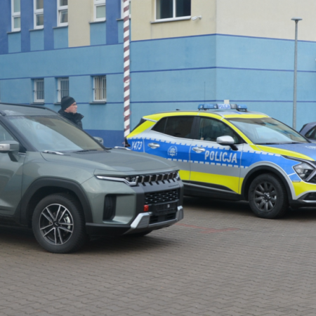 Nowe radiowozy dla policji dzięki wsparciu lokalnych samorządów [ZDJĘCIA]