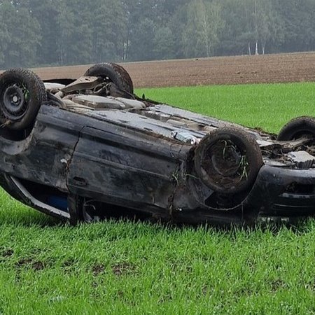 Kolejny wypadek z udziałem młodego kierowcy. Pamiętajmy o ostrożności [ZDJĘCIA]