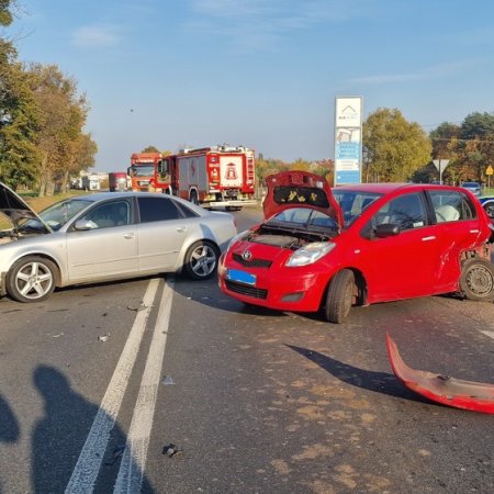 25-latek zignorował przepisy. Wypadek na skrzyżowaniu, dwie osoby w szpitalu