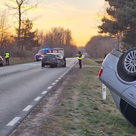 Zderzenie trzech pojazdów w Słoniawach: dwie osoby trafiły do szpitala