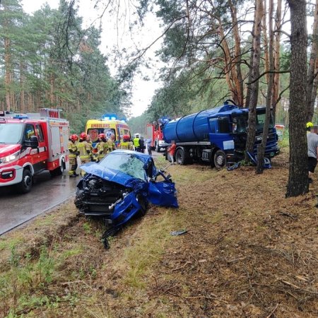 Nieostrożny kierowca ciężarówki doprowadził do wypadku. Dwie osoby poszkodowane [ZDJĘCIA]