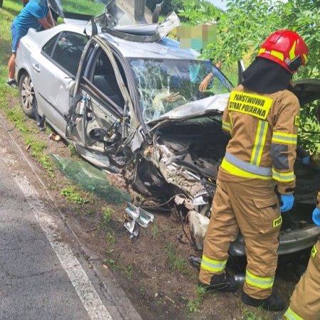 Kierowca zasnął za kierownicą i uderzył w tył innego auta. Pasażerka ranna [ZDJĘCIA]