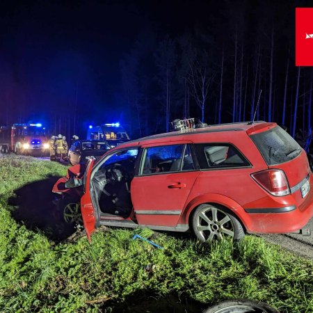 Na łuku drogi zderzył się z autobusem. Ten kierowca miał sporo szczęścia! [ZDJĘCIA]