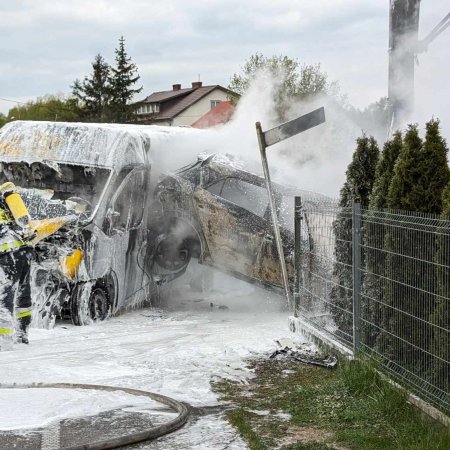 Dramatyczny wypadek w Czarnowcu: Osobówka stanęła w płomieniach po zderzeniu z busem [WIDEO, ZDJĘCIA]