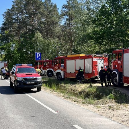 Strażacy usuwali niebezpieczną plamę oleju z drogi powiatowej w Lipnikach