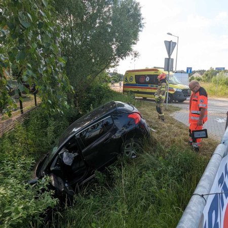 Tobolice: Peugeot zepchnięty do rowu! Wysoki mandat dla sprawcy [WIDEO, ZDJĘCIA]