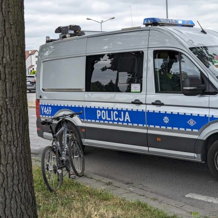 Rowerzysta potrącony na rondzie Niedziałkowskiej! Kolejny niebezpieczny wypadek w Ostrołęce! [ZDJĘCIA]