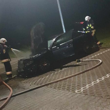 Samochód w ogniu! Strażacy z Goworowa i Ostrołęki gasili płonące auto w Wólce Brzezińskiej