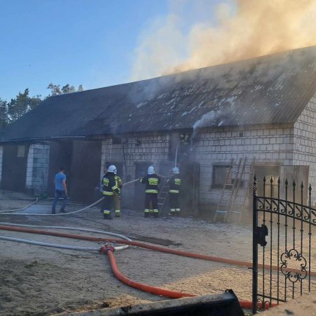 30 strażaków walczyło z pożarem obory w Strzałkach. Straty sięgają 100 tys. zł [ZDJĘCIA]