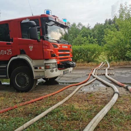 Koparka doszczętnie spłonęła na placu budowy w Ostrołęce!