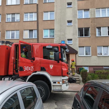 Zadymienie w bloku na Sienkiewicza! Mieszkańców uratowała szybka reakcja strażaków [ZDJĘCIA]