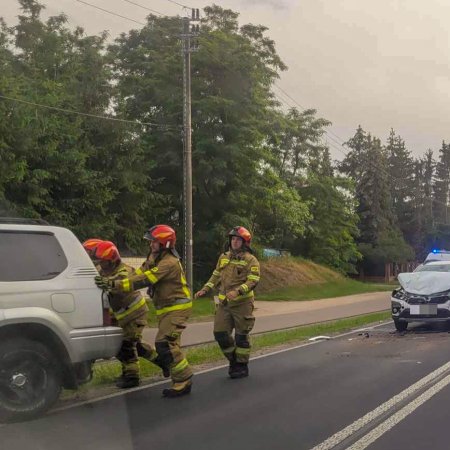 Wypadek przy Łomżyńskiej. Dwie osoby trafiły do szpitala [ZDJĘCIA]