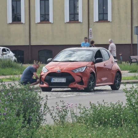 Kolizja na Bohaterów Warszawy! Dwa auta osobowe uszkodzone, brak rannych. Policja wyjaśnia przyczyny zdarzenia [ZDJĘCIA]