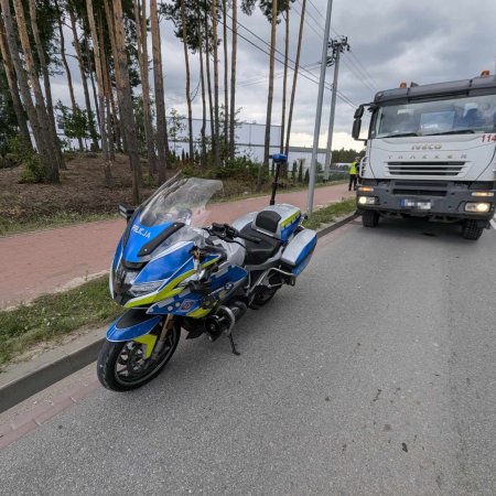 Kruki: Zderzenie betoniarki z policyjnym motocyklem [ZDJĘCIA]