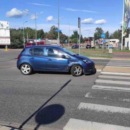 Chwila nieuwagi i 1500 zł mandatu. Kolizja na rondzie Hjelma [ZDJĘCIA]